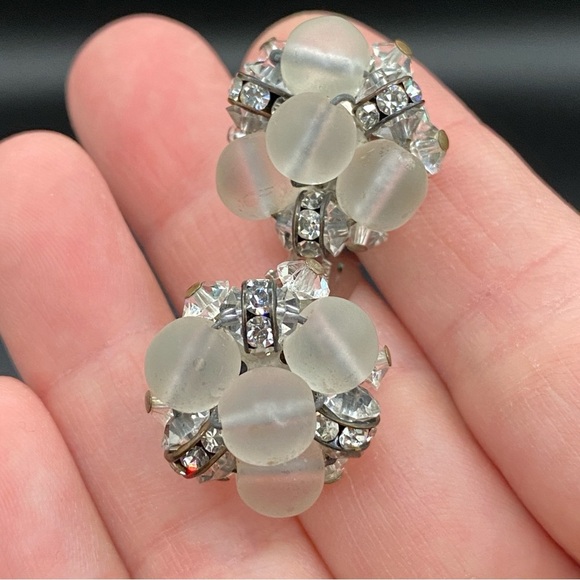 Vintage Pearlcraft Signed Silver Tone and Frosted white Cluster Clip On Earrings - Picture 1 of 9